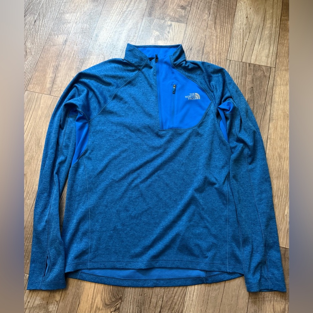 The North Face Men Blue FlashDry 1/4 zip Pullover. Size Medium